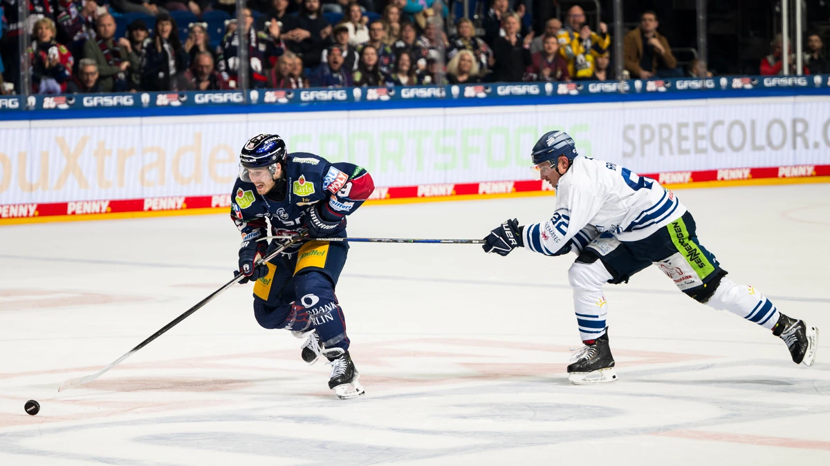 Ty Ronning (links) war mit einem Hattrick der Matchwinner für den 4:1-Erfolg der Eisbären Berlin, die damit die Straubing Tigers eliminierten.