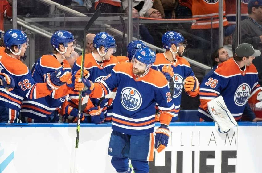 Leon Draisaitl markierte beim 3:2-Overtime-Erfolg der Edmonton Oilers gegen die Calgary Flames zwei Tore und eine Vorlage.