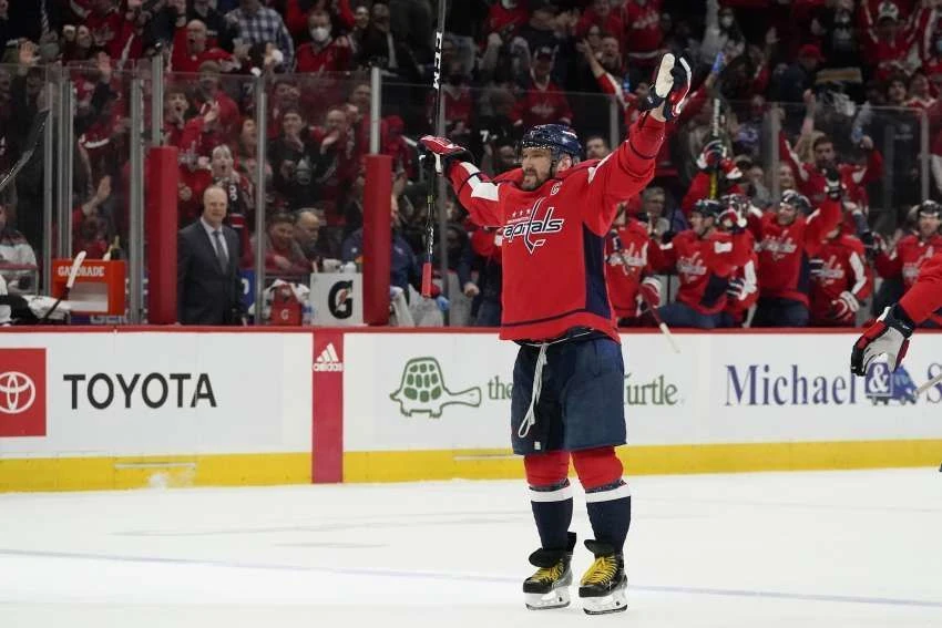 Alex Ovechkin hat den NHL-Torrekord von Wayne Gretzky mit 894 Toren eingestellt.
