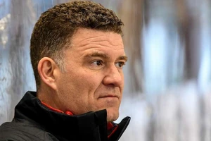 Bundestrainer Jeff MacLeod musste mit den DEB-Frauen eine Auftakt-Niederlage gegen Schweden hinnehmen.