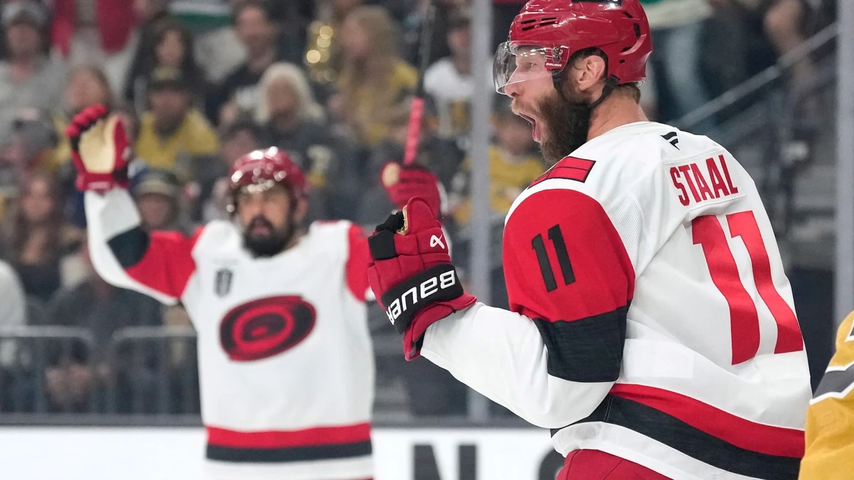 Die Carolina Hurricanes stellten die Finalserie auf 2:2.
