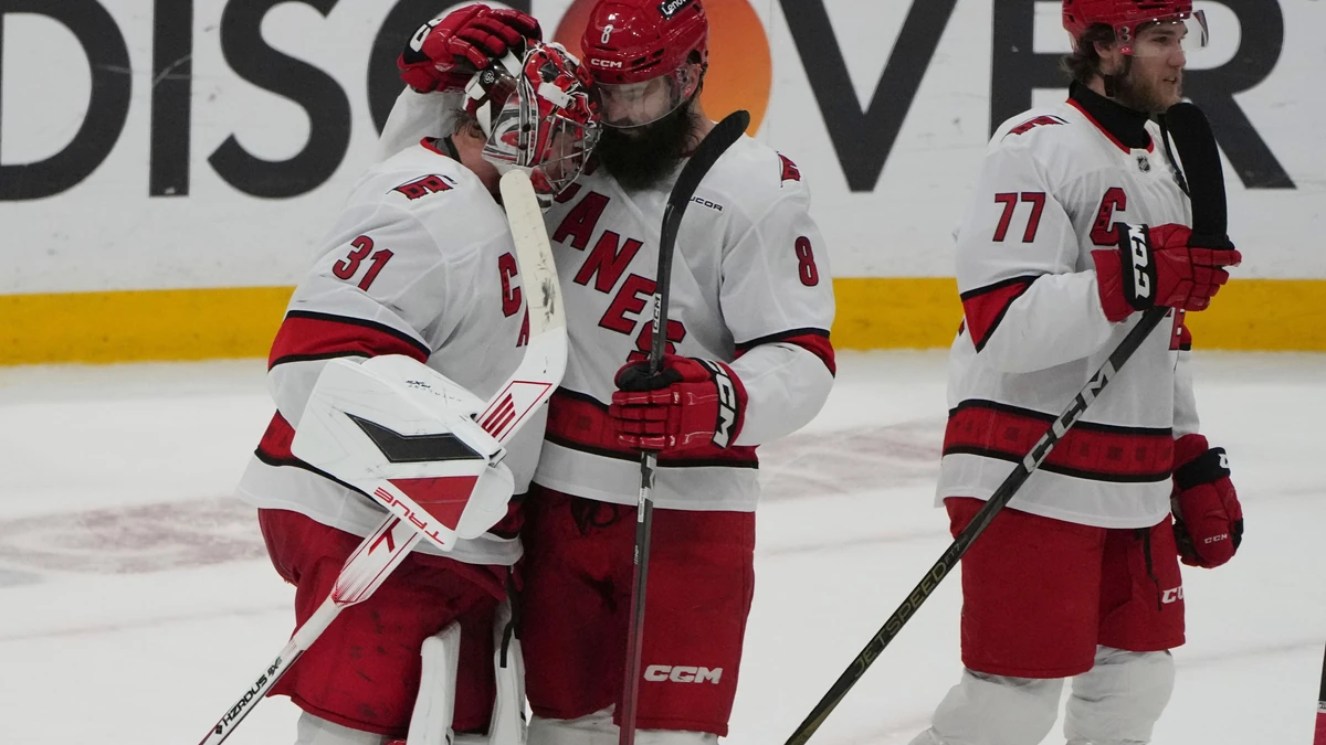 Die Carolina Hurricanes haben sich die Serienführung gegen die Montreal Canadiens geholt..
