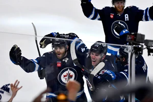 Die Winnipeg Jets ziehen nach einem 96 Minuten-Drama in die nächste Runde ein.