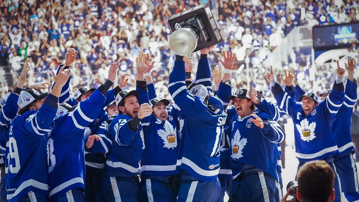 Die Toronto Marlies feiern den Gewinn des Calder Cup.