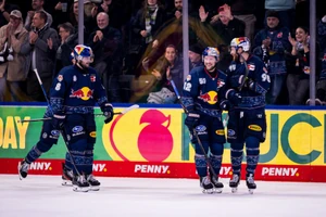 Patrick Hager (Mitte) erzielte gegen Bremhaven seinen 600. DEL-Punkt.