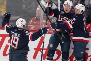 Matthew (l., #19) und Brady Tkachuk (M.) trafen jeweils doppelt für Team USA.