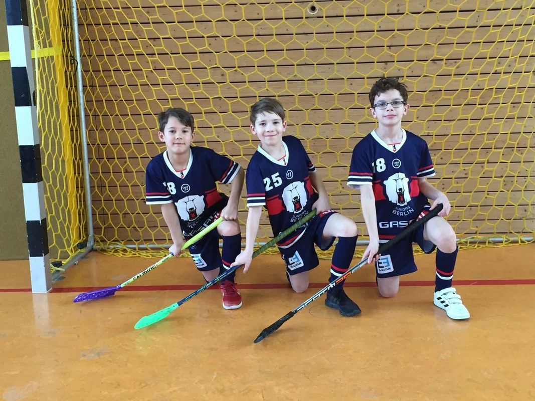 Landon DuPont (M.) als Floorball-Spieler der Eisbären Berlin