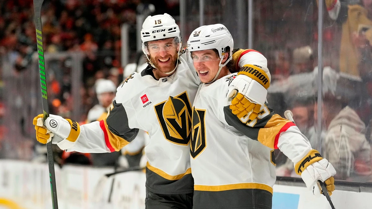 Mitch Marner (r.) erzielte mit drei Toren in Folge einen "Natural Hattrick".