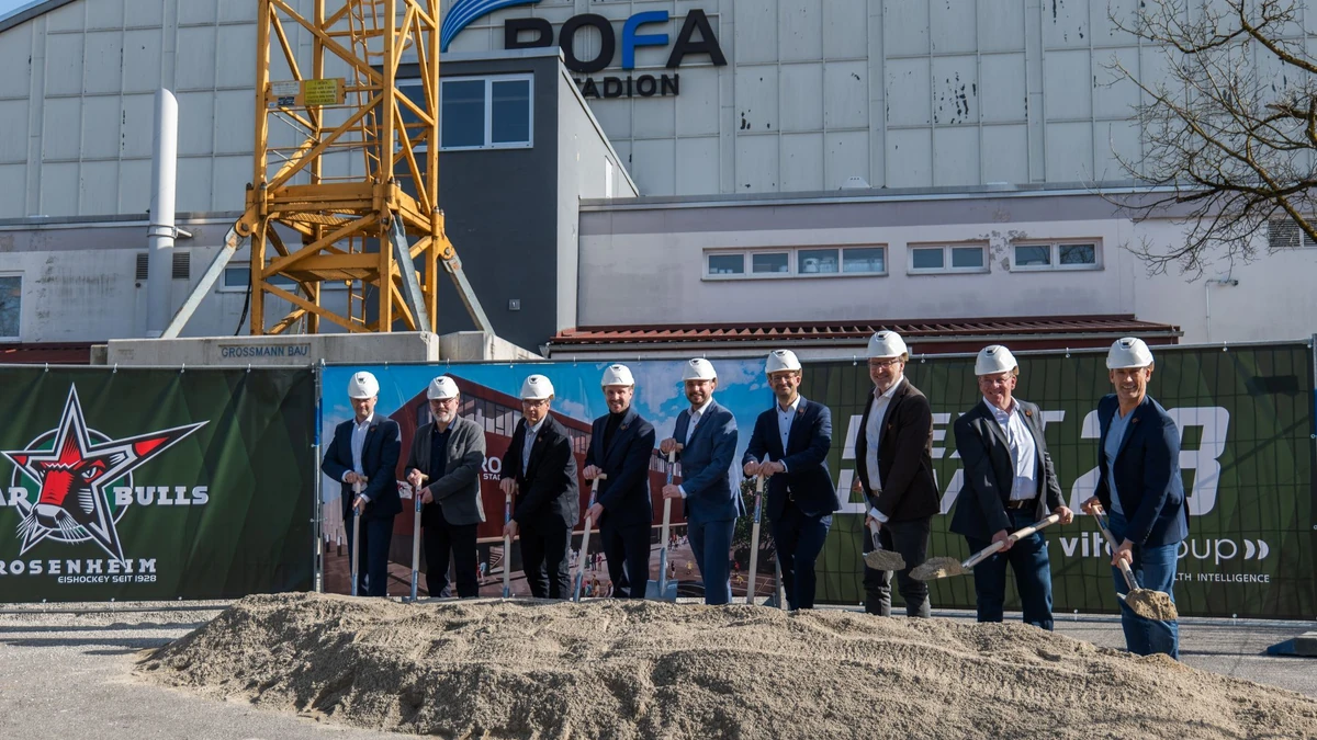 Der Spatenstich. Von links: Karl Göpfert (Sparkasse Rosenheim Bad-Aibling), Hans-Peter Schwarzfischer (Geschäftsführer Bulls 1928 Holding GmbH), Uwe Schlenker (Schlenker Architekten), Daniel Artmann (Vorsitzender Wirtschaftsbeirat Starbulls Rosenheim e.V.), Marcus Thaller (1. Vorstand Starbulls Rosenheim e.V.), Andreas März (Oberbürgermeister Stadt Rosenheim), Kamilo Kolarz (Gesellschafter 1928 Immobilien GmbH), Wolfgang Kozsar (Gesellschafter 1928 Immobilien GmbH), Christoph Sandner (Geschäftsführer Starbulls Rosenheim).