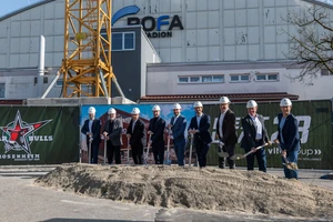 Der Spatenstich. Von links: Karl Göpfert (Sparkasse Rosenheim Bad-Aibling), Hans-Peter Schwarzfischer (Geschäftsführer Bulls 1928 Holding GmbH), Uwe Schlenker (Schlenker Architekten), Daniel Artmann (Vorsitzender Wirtschaftsbeirat Starbulls Rosenheim e.V.), Marcus Thaller (1. Vorstand Starbulls Rosenheim e.V.), Andreas März (Oberbürgermeister Stadt Rosenheim), Kamilo Kolarz (Gesellschafter 1928 Immobilien GmbH), Wolfgang Kozsar (Gesellschafter 1928 Immobilien GmbH), Christoph Sandner (Geschäftsführer Starbulls Rosenheim).