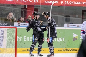 Michael Fomin (links) und Nardo Nagtzaam freuen sich über den 4:1-Erfolg der Füchse Duisburg über die Hammer Eisbären.