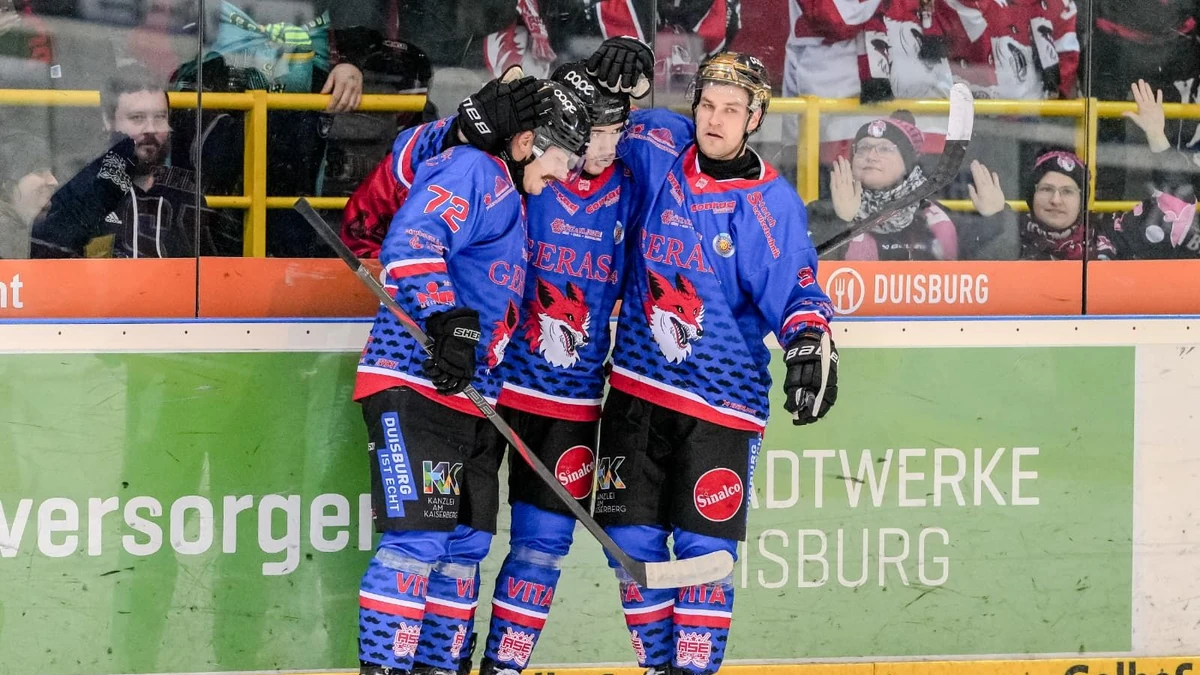 Die Füchse Duisburg kämpfen in "Movember-Blau" um Punkte und für die Männergesundheit. Über den Sieg gegen Tilburg freuen sich hier (von links): Nicklas Mannes, Adam Kiedewicz und Sandis Zolmanis.