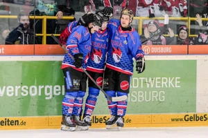 Die Füchse Duisburg kämpfen in "Movember-Blau" um Punkte und für die Männergesundheit. Über den Sieg gegen Tilburg freuen sich hier (von links): Nicklas Mannes, Adam Kiedewicz und Sandis Zolmanis.