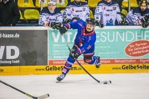 Erek Virch zieht für die Füchse Duisburg im Spiel gegen Leipzig ab. Der EVD gewinnt letztlich verdient mit 5:2.