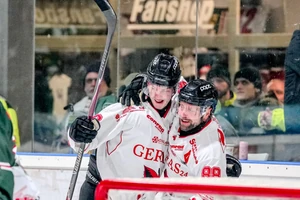 Michael Fomin (links) und Martin Schymainski bejubeln den Derbysieg der Füchse Duisburg in Herne.