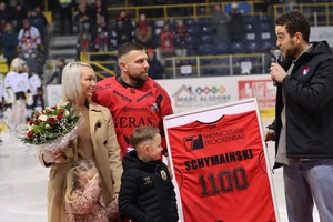 Die Füchse Duisburg, hier mit Geschäftsführer Tom Södler (rechts), ehrten den gebürtigen Duisburger Martin Schymainski für 1100 Profispiele.