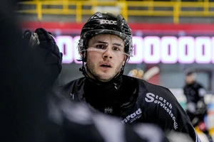 Luis Üffing hat seinen Vertrag in Duisburg verlängert und traf zur Feier des Tages gleich zweimal beim EVD-Sieg gegen Halle.