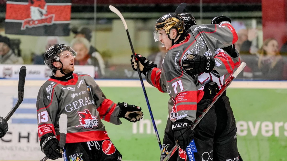 Adam Kiedewicz (rechts) feierte einen Hattrick für die Füchse Duisburg im Play-off-Spiel gegen Lindau.