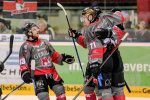 Adam Kiedewicz (rechts) feierte einen Hattrick für die Füchse Duisburg im Play-off-Spiel gegen Lindau.