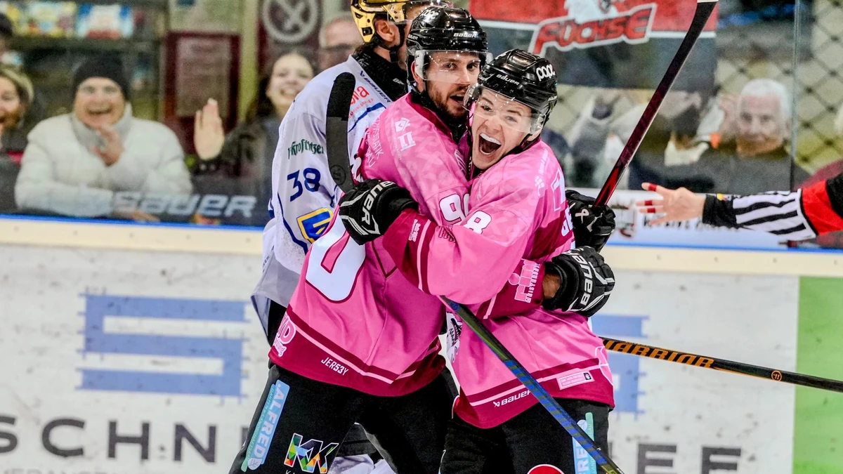 Enrico Saccomani (links) und Daniel Geiger in Jubellaune: Die Füchse Duisburg gewinnen auch gegen die Icefighters Leipzig.
