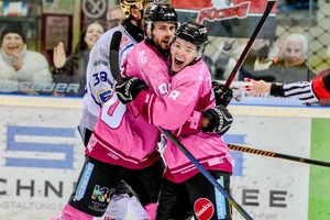 Enrico Saccomani (links) und Daniel Geiger in Jubellaune: Die Füchse Duisburg gewinnen auch gegen die Icefighters Leipzig.