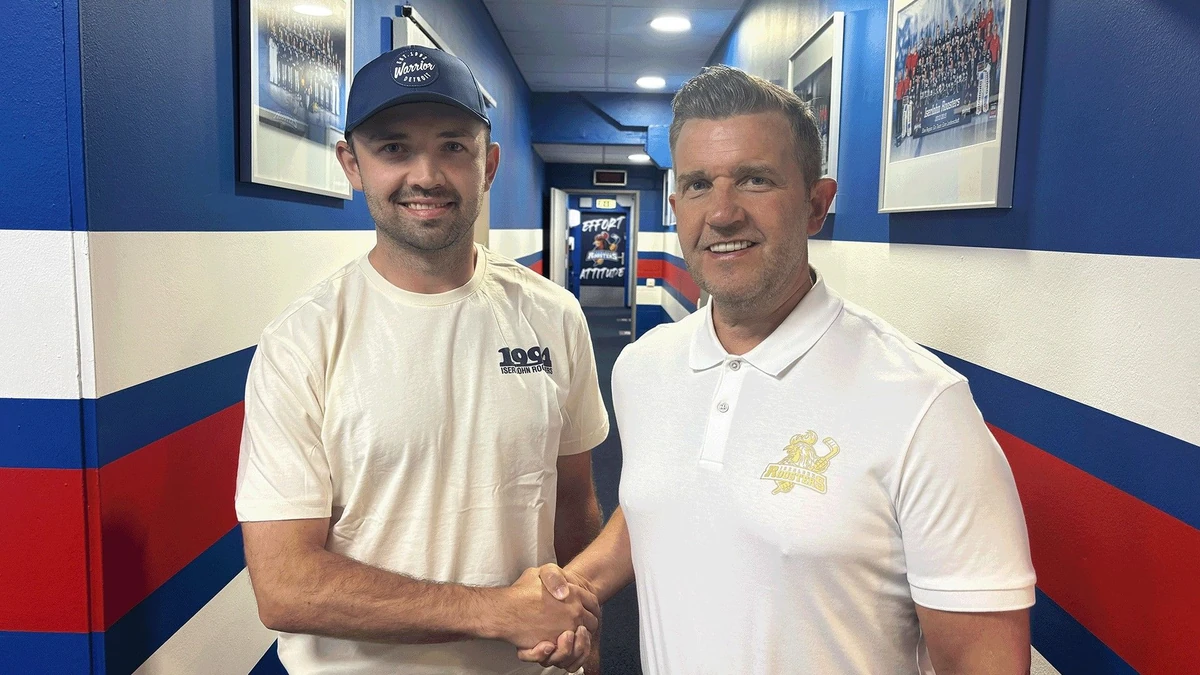 Roosters-Sportdirektor Franz Fritzmeier (rechts) begrüßte Peter Quenneville in Iserlohn.