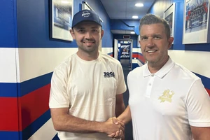 Roosters-Sportdirektor Franz Fritzmeier (rechts) begrüßte Peter Quenneville in Iserlohn.