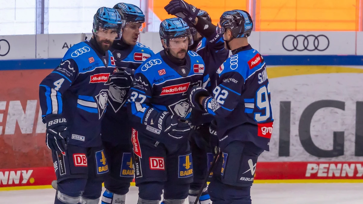 Riley Barber (Bildmitte, Nr. 37) traf doppelt für die Panther.