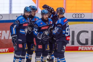 Riley Barber (Bildmitte, Nr. 37) traf doppelt für die Panther.