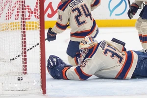 Die zwei Neuzugänge der Oilers: Torwart Tristan Jarry und Verteidiger Spencer Stastney.