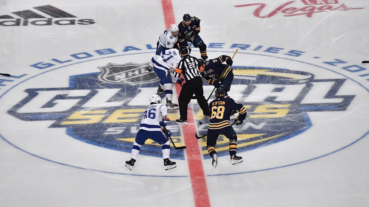 STOCKHOLM 20191108 Nedsläpp mellan Tampas Brayden Point och Buffalos Jack Eichel under fredagens ishockeymatch i NHL Global Series mellan Tampa Bay Lightning och Buffalo Sabres i Globen. Foto: Anders Wiklund / TT / kod 10040