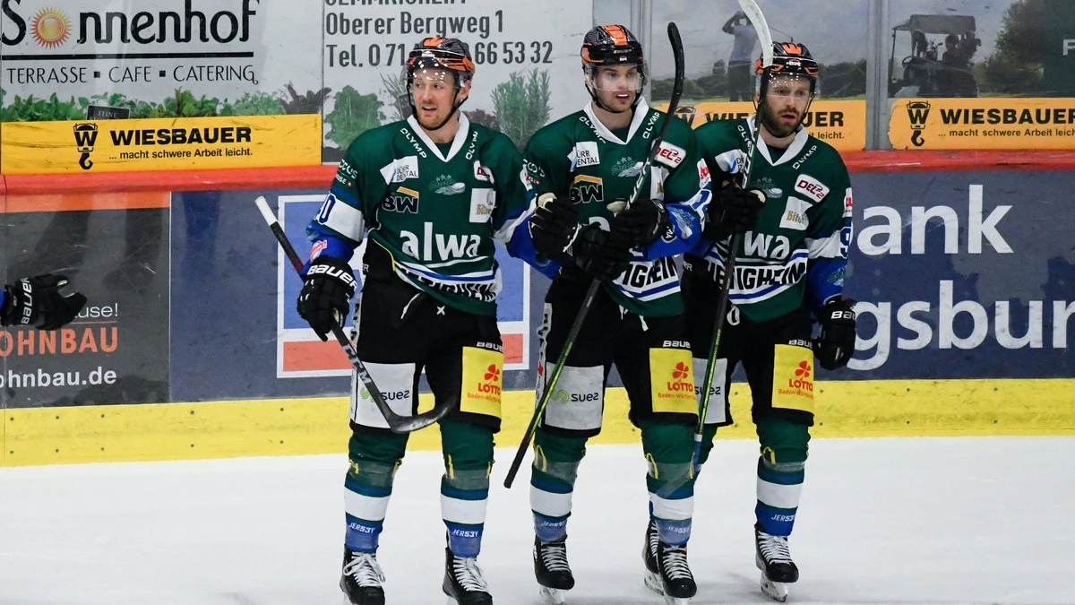 Tim Schuele (Bietigheim Steelers), Benjamin Zientek (Bietigheim Steelers), Riley Sheen (Bietigheim Steelers) jubeln ueber das Tor zum 4:1, Steelers Bietigheim vs. Dresdner Eisloewen, 34. Spieltag (vorverlegt) Deutsche Eishockey Liga 2, 10.11.2020. Foto: Eibner/Memmler