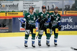Tim Schuele (Bietigheim Steelers), Benjamin Zientek (Bietigheim Steelers), Riley Sheen (Bietigheim Steelers) jubeln ueber das Tor zum 4:1, Steelers Bietigheim vs. Dresdner Eisloewen, 34. Spieltag (vorverlegt) Deutsche Eishockey Liga 2, 10.11.2020. Foto: Eibner/Memmler