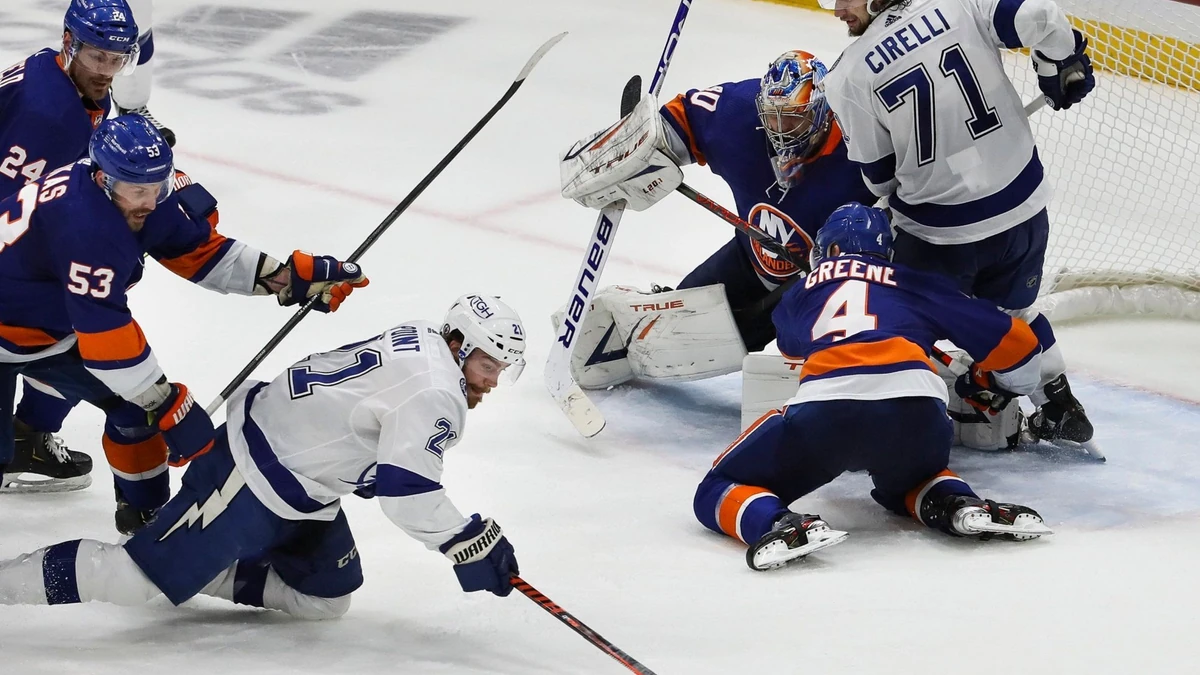 Auf dem Eis knieend erzielte Brayden Point (#21) das Siegtor für Meister Tampa Bay Lightning.