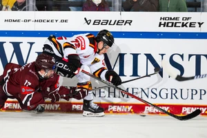Dominik Kahun schied im Deutschland-Cup-Spiel gegen Lettland verletzt aus.