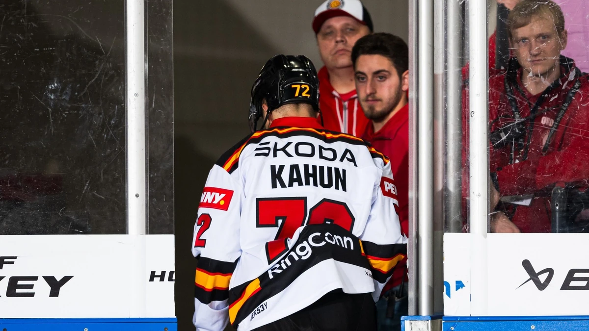 Dominik Kahun schied nach einem Zweikampf an der Bande im Spiel gegen Lettland aus.