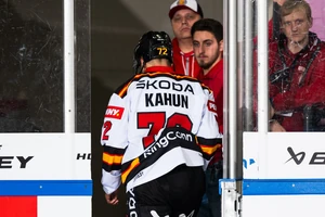 Dominik Kahun schied nach einem Zweikampf an der Bande im Spiel gegen Lettland aus.