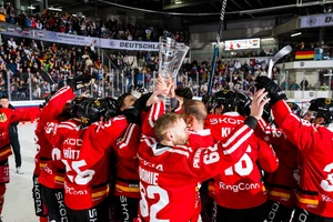 Jubel bei der deutschen Nationalmannschaft: Das DEB-Team besiegt die Slowakei und gewinnt den Deutschland-Cup 2025.