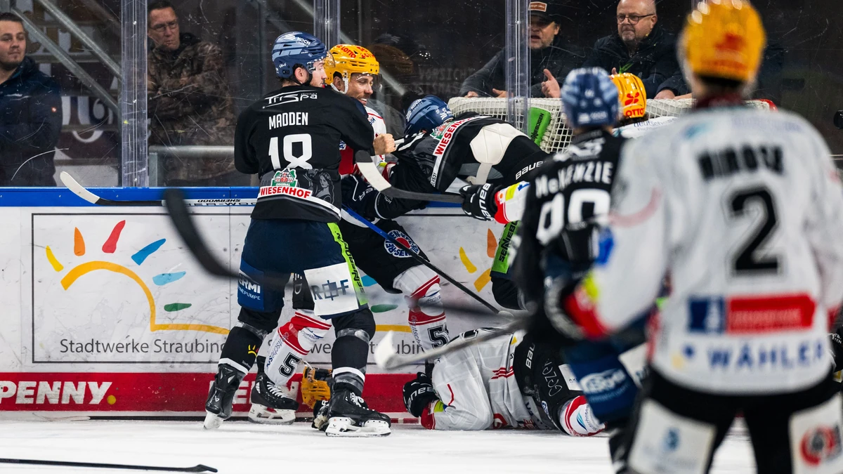 Im Spitzenspiel zwischen den Straubing Tigers und den Fischtown Pinguins Bremerhaven kochten die Emotionen hoch.