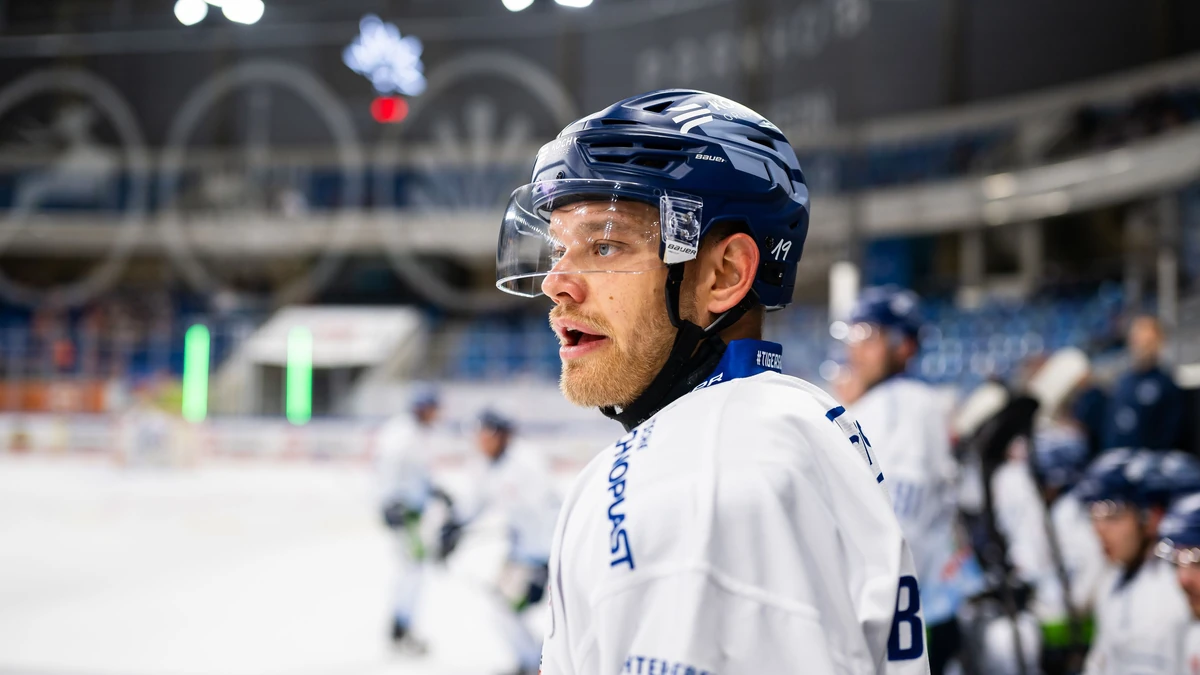 Tim Brunnhuber von den Straubing Tigers beobachtet das Spiel während des Spiels zwischen den Straubing Tigers und den Grizzlys Wolfsburg am 29.08.2025 in Dresden, Deutschland.