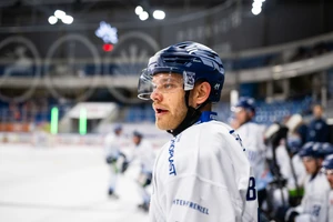 Tim Brunnhuber von den Straubing Tigers beobachtet das Spiel während des Spiels zwischen den Straubing Tigers und den Grizzlys Wolfsburg am 29.08.2025 in Dresden, Deutschland.