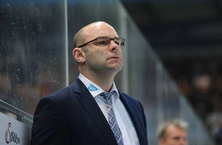  Craig Woodcroft (hier als Trainer der Adler Mannheim) ist neuer Cheftrainer der Straubing Tigers.