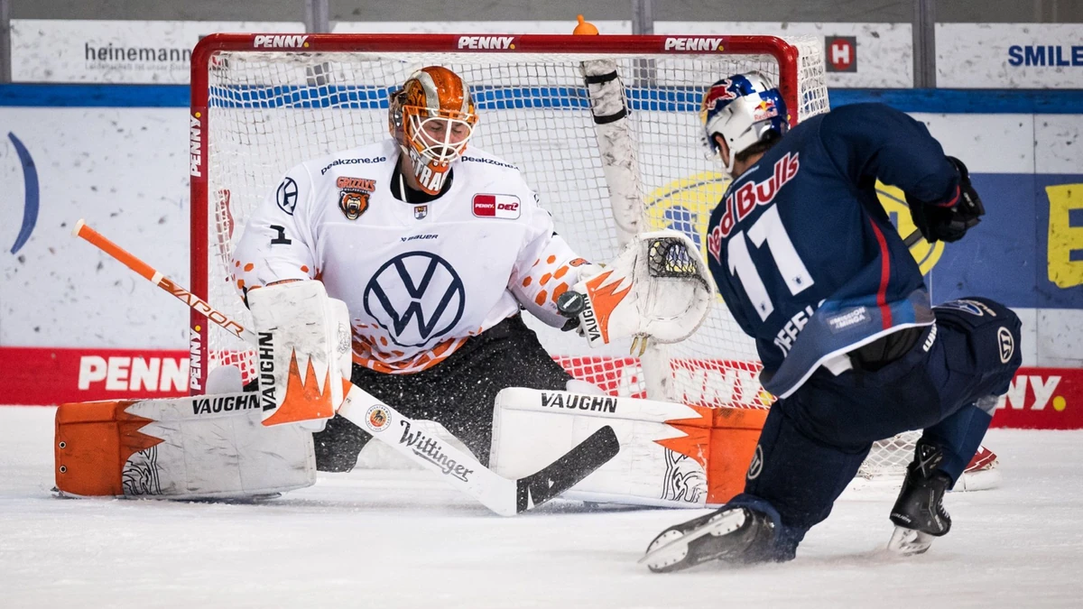 Dustin Strahlmeier von den Grizzlys Wolfsburg pariert den Puck w?hrend des Spiels zwischen Red Bull M?nchen und den Grizzlys Wolfsburg am 12.04.2023 in M?nchen, Deutschland. (Foto von Moritz Eden/City-Press GmbH)