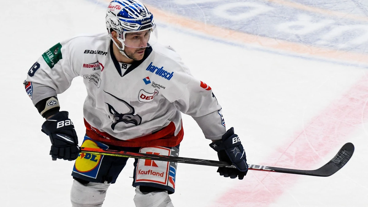 28.12.2020, erdgas schwaben arena, Kaufbeuren, DEL2, ESV Kaufbeuren vs Heilbronner Falken, im Bild Stefan Della Rovere (Heilbronn, #19) Foto ? nordphoto / Hafner