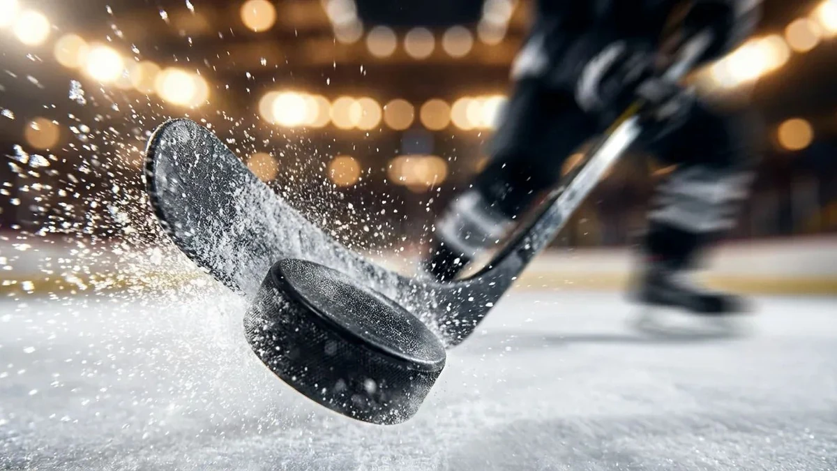Eishockey-Puck in Bewegung mit Eisspray: Dynamische Spielsituation für Quoten und Wettaktionen