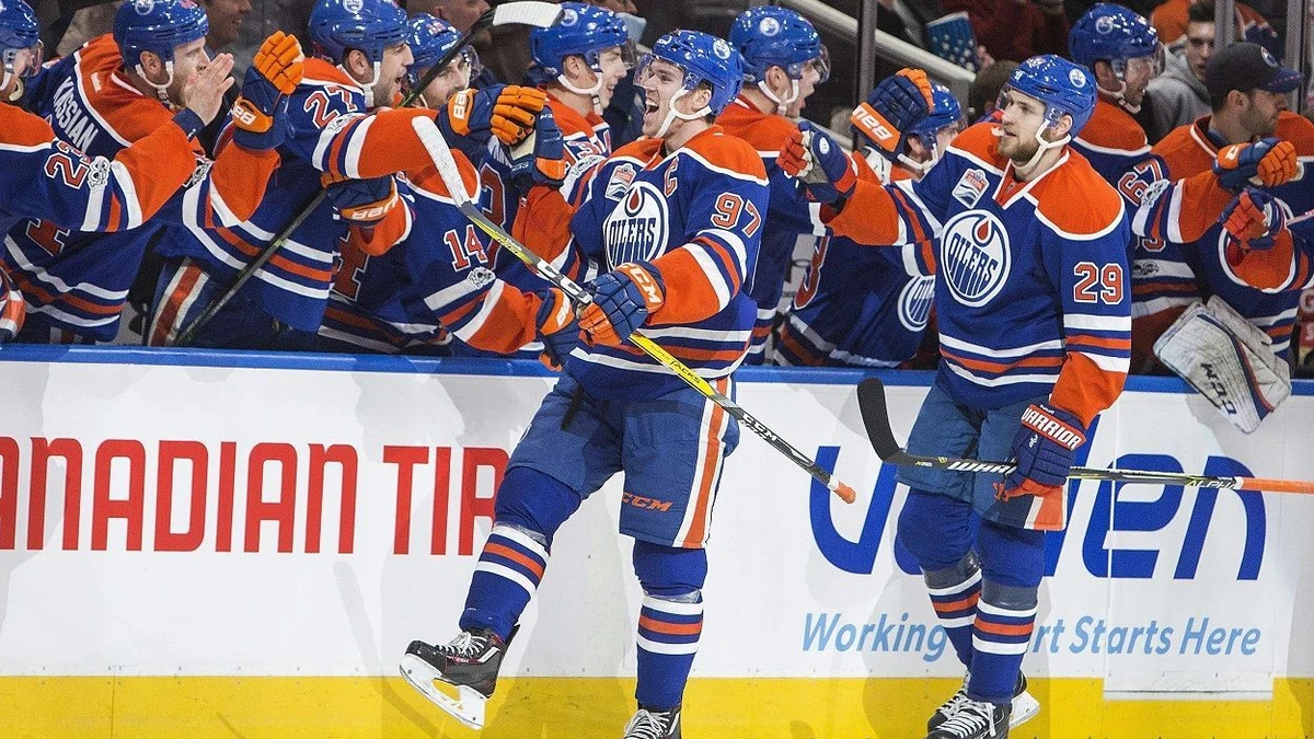 Teamkollegen und Freunde: Leon Draisaitl (r.) und Connor McDavid (picture alliance / AP Photo).