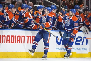 Teamkollegen und Freunde: Leon Draisaitl (r.) und Connor McDavid (picture alliance / AP Photo).