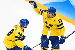 8117464 16.02.2022 Sweden's Carl Klingberg, left, and Anton Lander celebrate a team's goal in the men's ice hockey quarterfinal play-off match between Sweden and Canada during the Beijing 2022 Winter Olympic Games at National Indoor Stadium in Beijing, China. Vladimir Astapkovich / Sputnik
