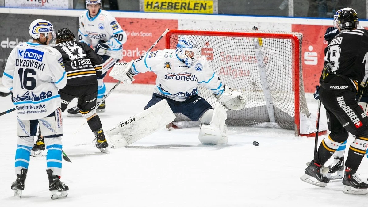 Eishockey-Oberliga 21/22: EV F?ssen - SC Riessersee
Chance f?r F?ssens Pius Seitz, Garmischs Keeper Michael Boehm pariert in aller h?chster Not.