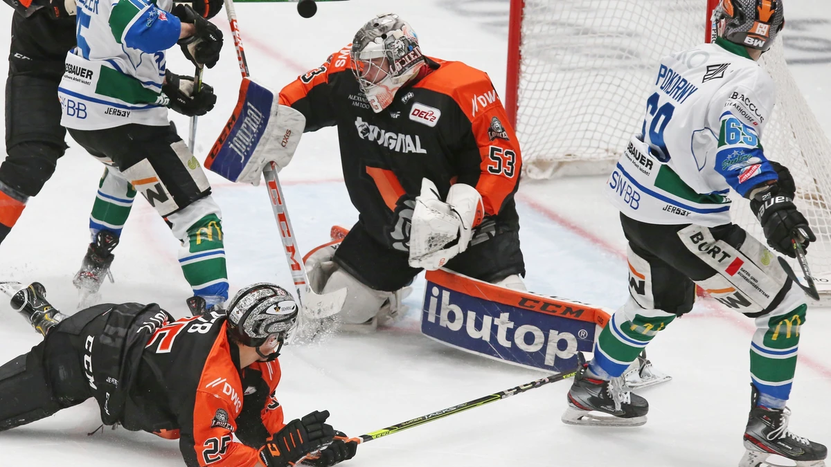 Goalie / Torwart Bastian Kucis (Löwen Frankfurt, Nr. 53) sicher beim Schuss von Calvin Pokorny (Bietigheim Steelers) , Löwen Frankfurt gegen Bietigheim Steelers, DEL2, Eishockey, Saison 2020/2021, 18.03.2021, - Foto: FRANK HEINEN © rscp-photo.net